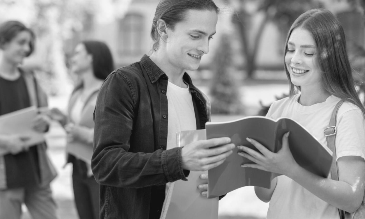 Studentisches Team arbeitet an Budgetanalyse für ein lokales Unternehmen